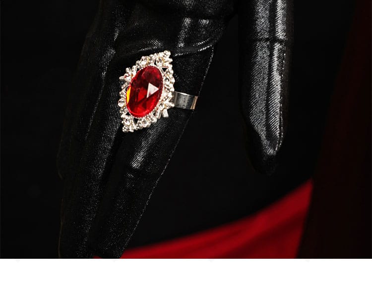 指輪のデザインと輝き、指先とのバランスを示すディテール