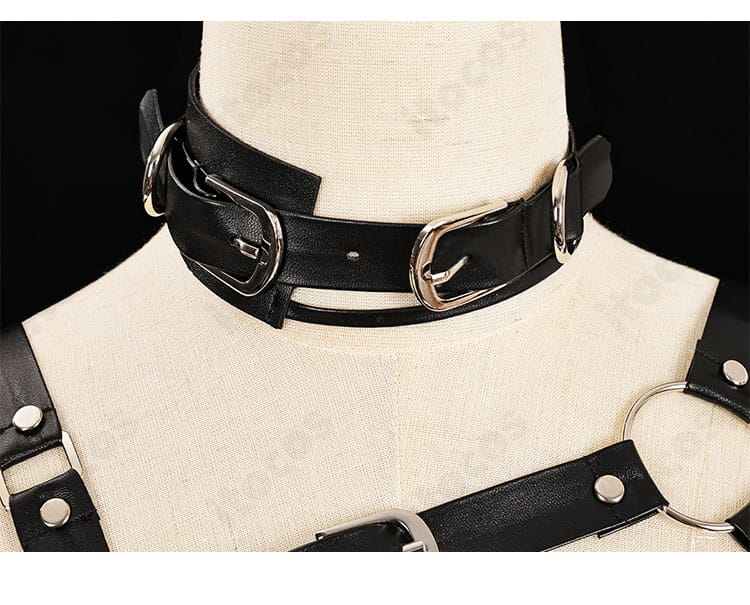 チョーカー兼ネックレスの接写。装飾の形状と質感、首元のバランスが分かる