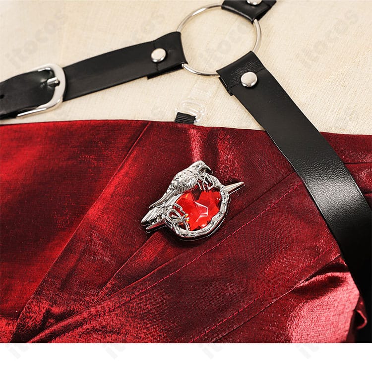 胸元飾りの接写。立体モチーフと縫製の仕上がり、ドレスとの配色を示す