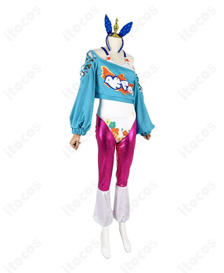 小鳥遊キアラ新衣装コスプレの右側面。肩周りの装飾と全体シルエットのラインを確認できる画像。