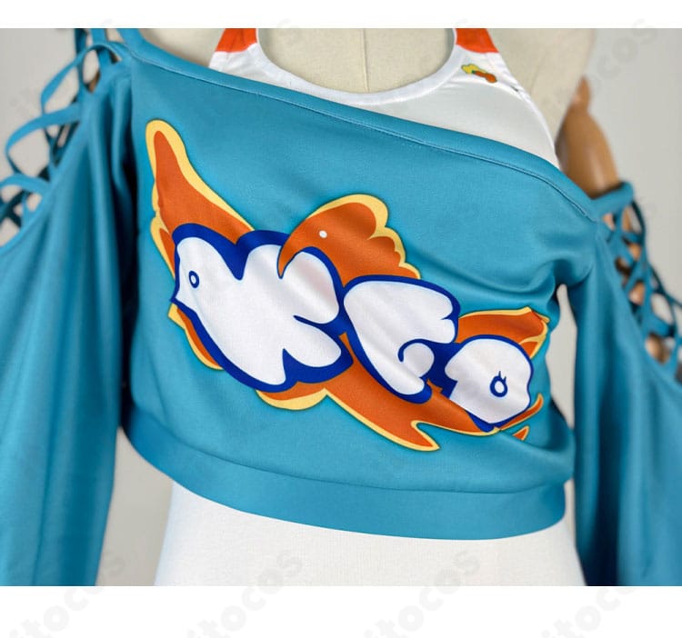 小鳥遊キアラ新衣装コスプレの襟元アップ。装飾モチーフと繊細なディテールが映える近接画像。