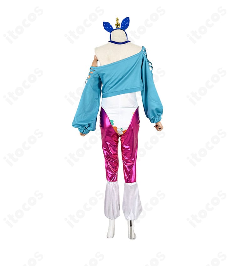 小鳥遊キアラ新衣装コスプレの背面。背中の意匠や配色の切り替えが分かるディテールショット。