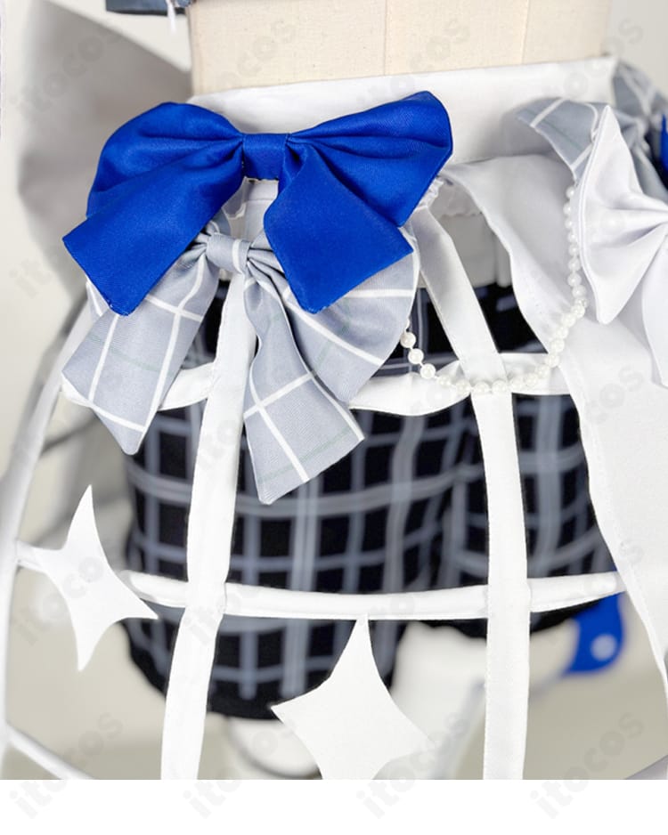 背部の蝶結びディテール。リボンの幅と結び目の立体感、端処理の丁寧さが伝わるアップ。