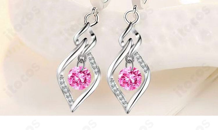 IRyS ブライト衣装の耳飾りクローズアップ。繊細な意匠と輝きが分かるアクセサリー詳細。