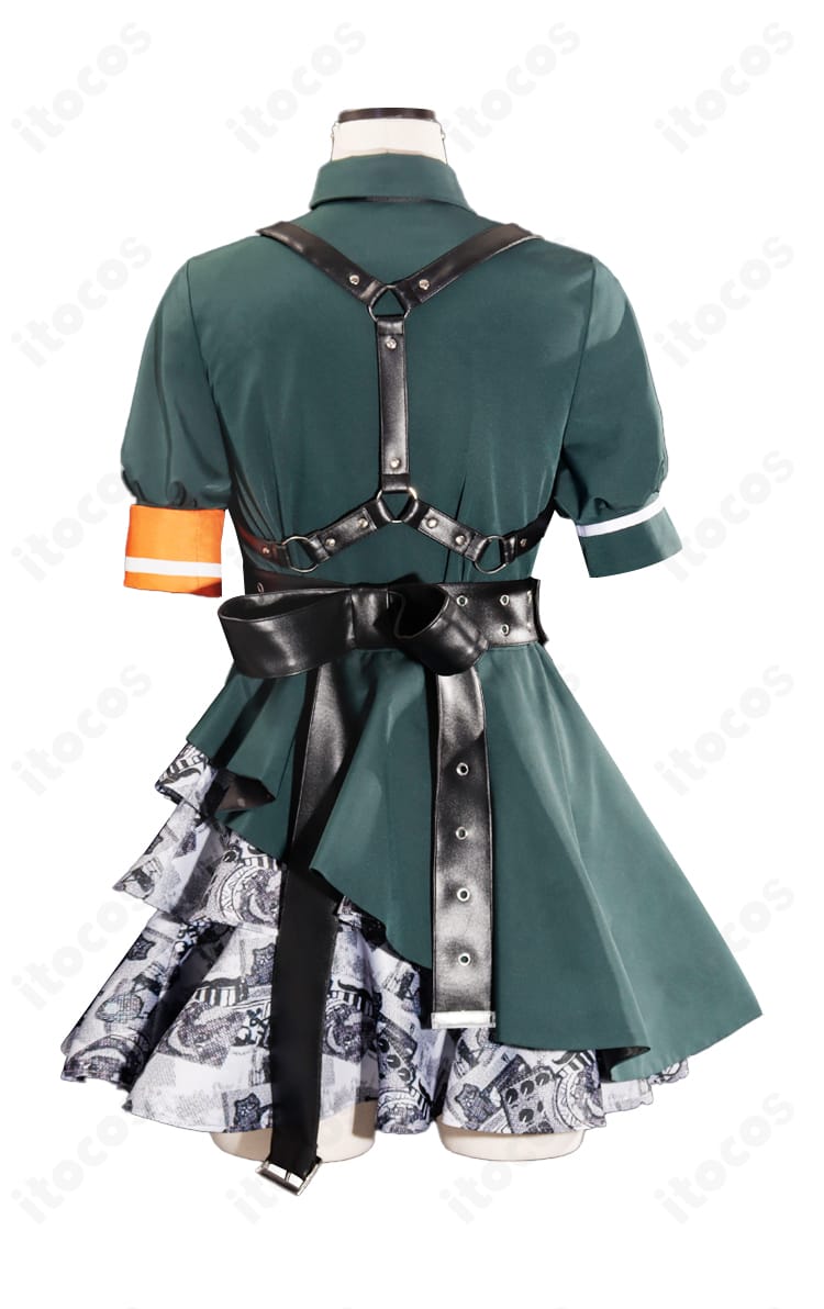 背面カット。背中のライン、ベルト通し、スカートの後ろ姿のバランスが分かる画像。