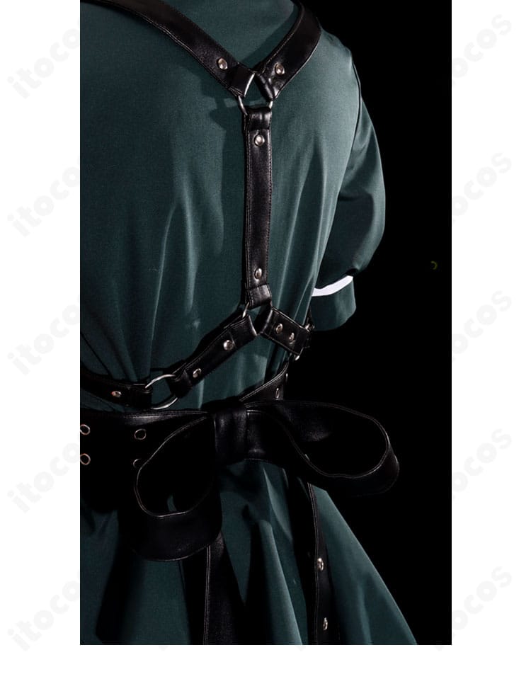 背面の装飾ディテール。ベルトやタブ、縫製ラインの仕上がりを示すクローズアップ。