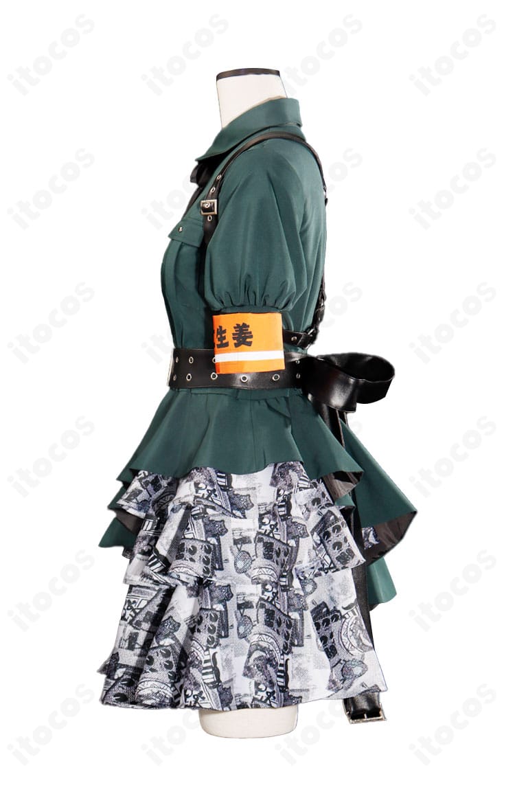 リボンとベルトの装飾ディテール。結び目の大きさや質感、金具の配置が見える近接写真。