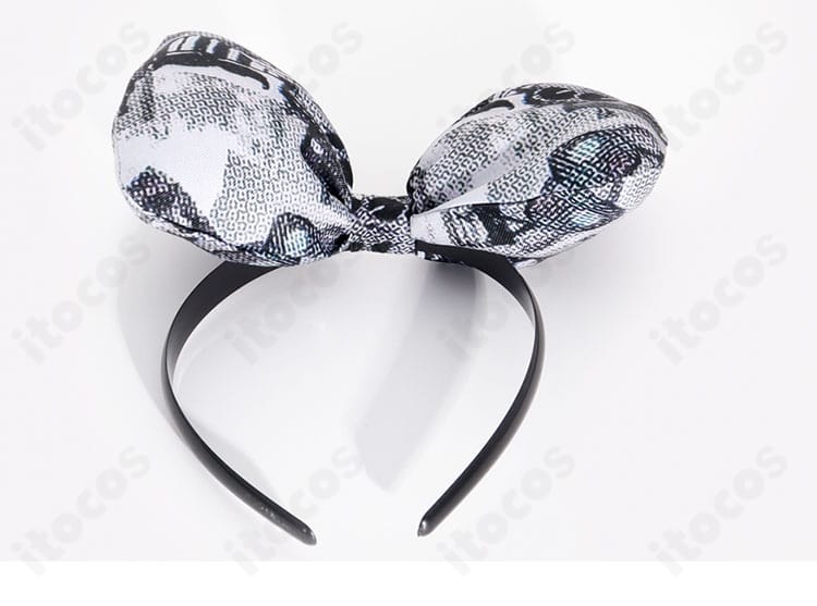 髪飾り（カチューシャ）のディテール。形状や装着位置のイメージが分かる近接写真。