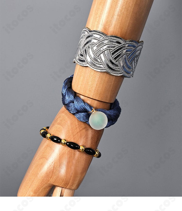 右手の手首飾りクローズアップ。金属調パーツの質感と固定方法が分かるディテール写真