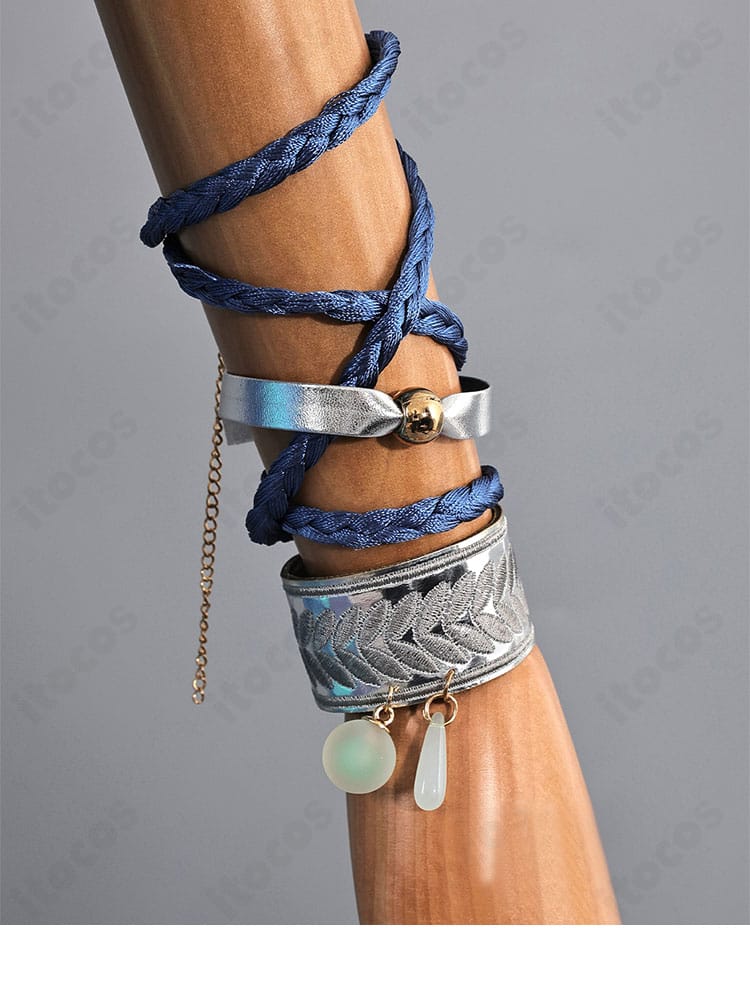 左手の手首飾りディテール。バランスの取れた装飾と質感を示すアクセサリーの近接カット