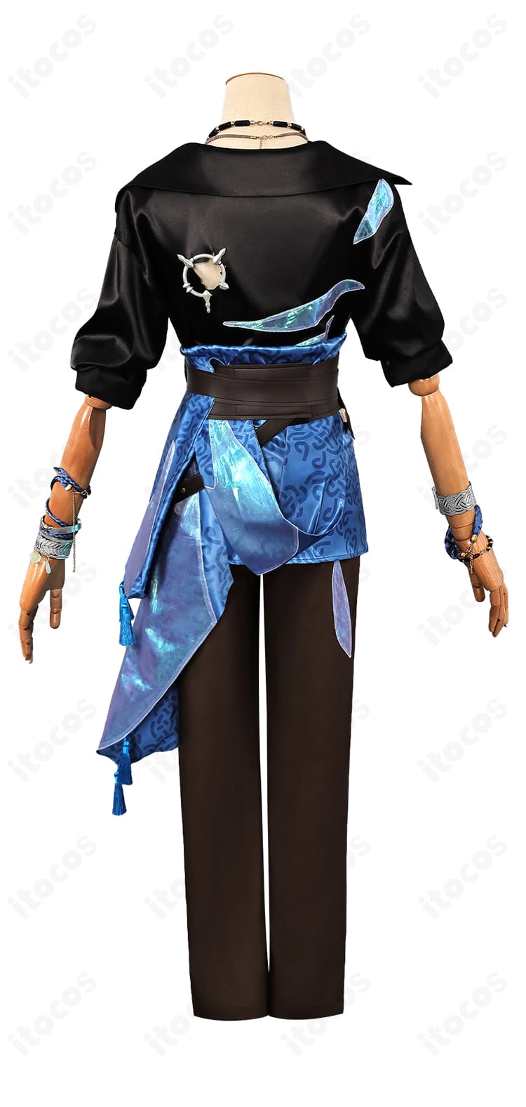 背面全体図。背中のシルエットと留め具配置、足飾りの位置関係まで再現した第五人格 作曲家衣装