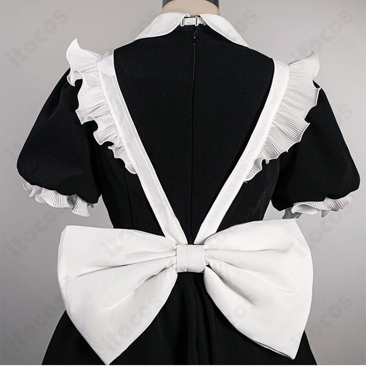 初音ミク ラビットホール メイド服コスプレの背部装飾ディテール。エレガントな背面リボンと腰回りのラインが見える画像。