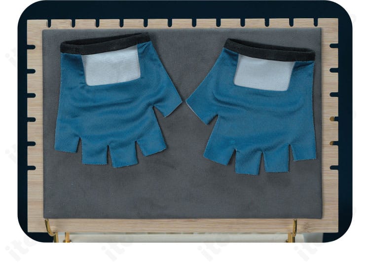 手袋の装飾ディテール。指先まで整った縫製と装飾の再現度を示す画像。