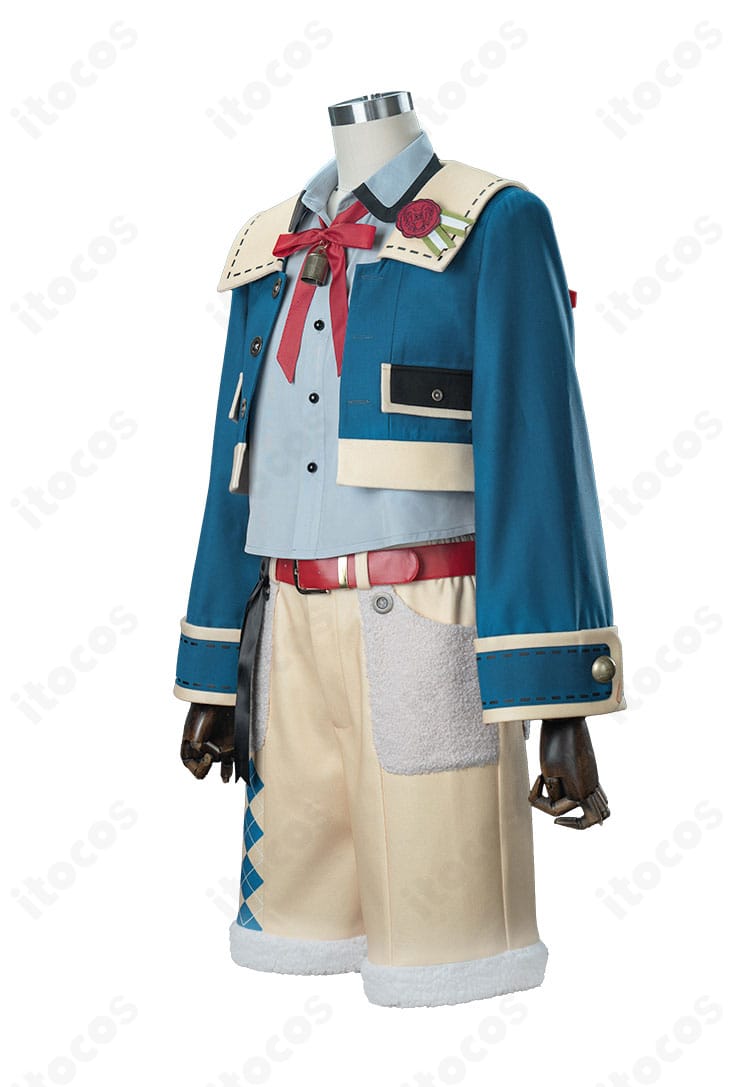 コスプレ衣装側面。コートのラインと半ズボンのシルエット、腰飾りの位置関係を確認できる画像。