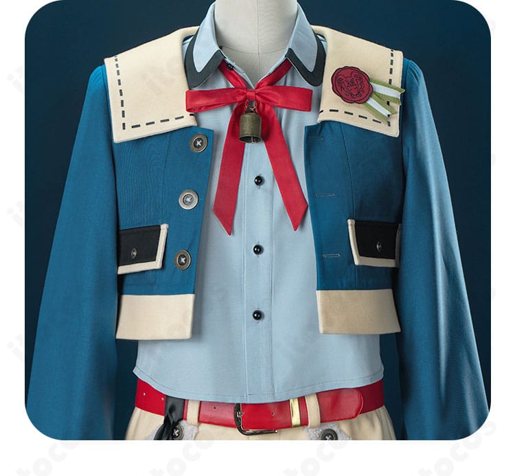 シャツ襟元の装飾アップ。刺繍とスカーフ結びの形が分かる写真。