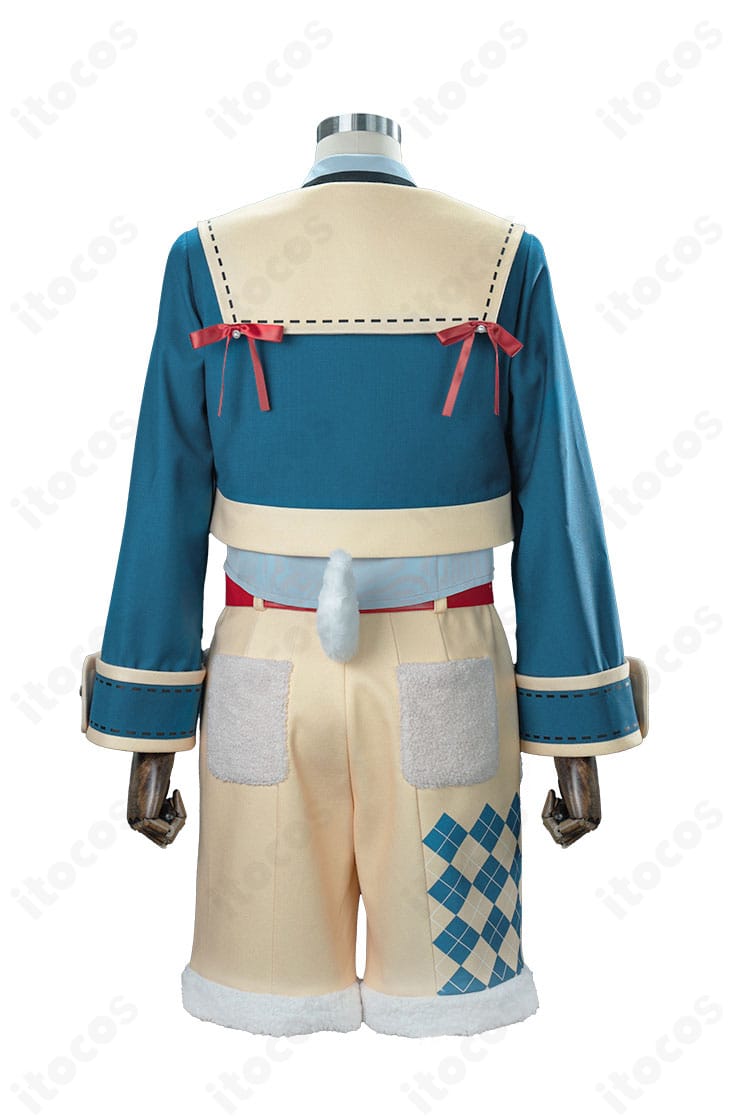 コスプレ衣装背面。背中の装飾とコートのフィット感、裾の落ち感が分かる写真。