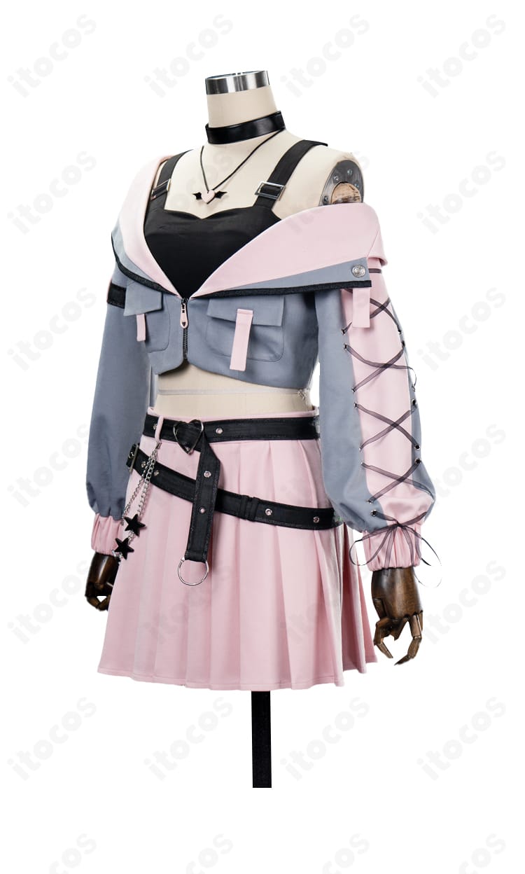 左側面から見た全身シルエット。スカートの広がりとレッグカバーの長さ、ベルト位置のバランスが確認できる。