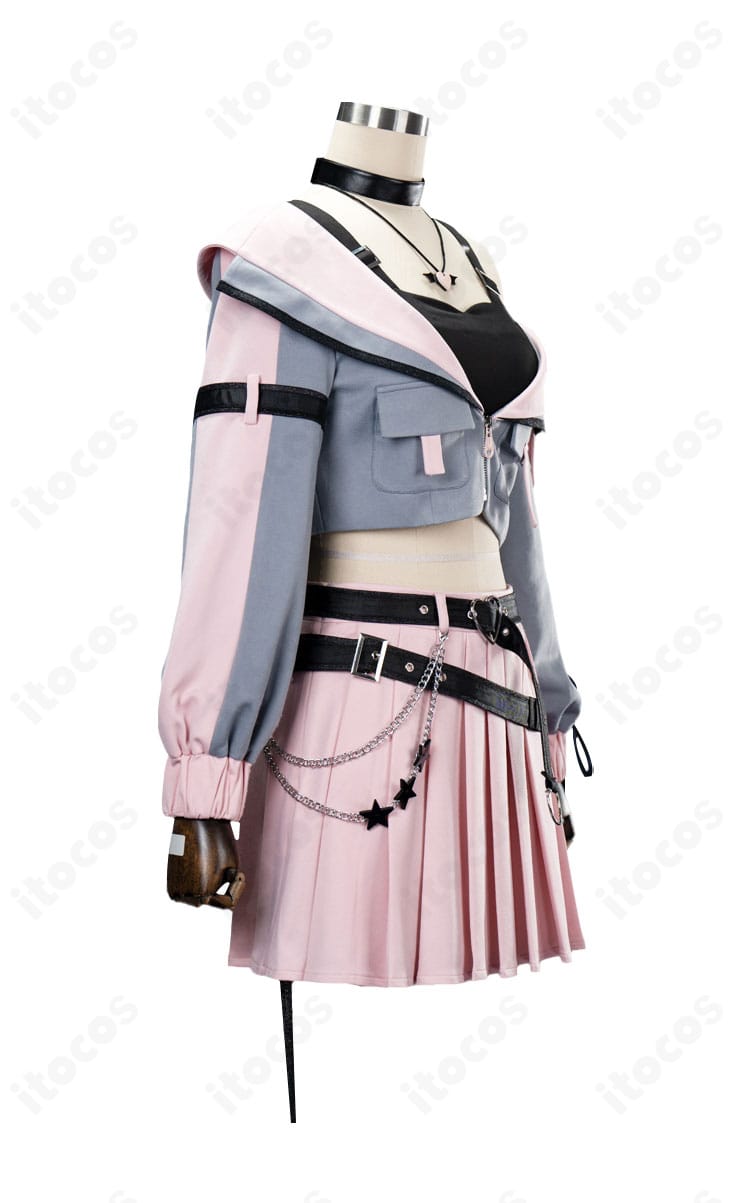 右側面から見た悪魔衣装のディテール。肩から袖のライン、装飾の立体感と可動域の見え方が分かる写真。