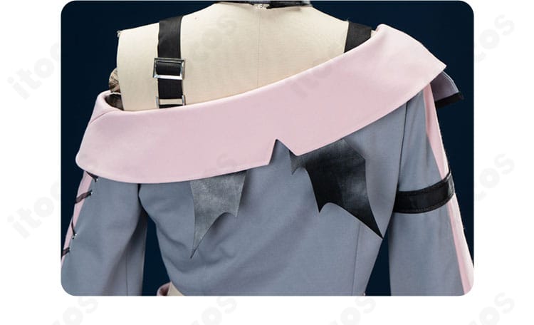 背面ディテールの拡大。背中の装飾配置、開閉部の仕様、尻尾の取り付け位置が分かる画像。