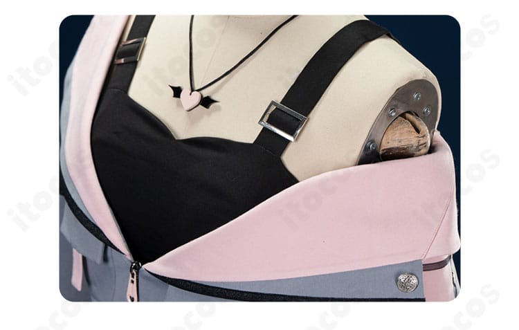 肩部装飾のクローズアップ。エッジの効いたデビルモチーフ金具と生地の質感が際立つ詳細画像。