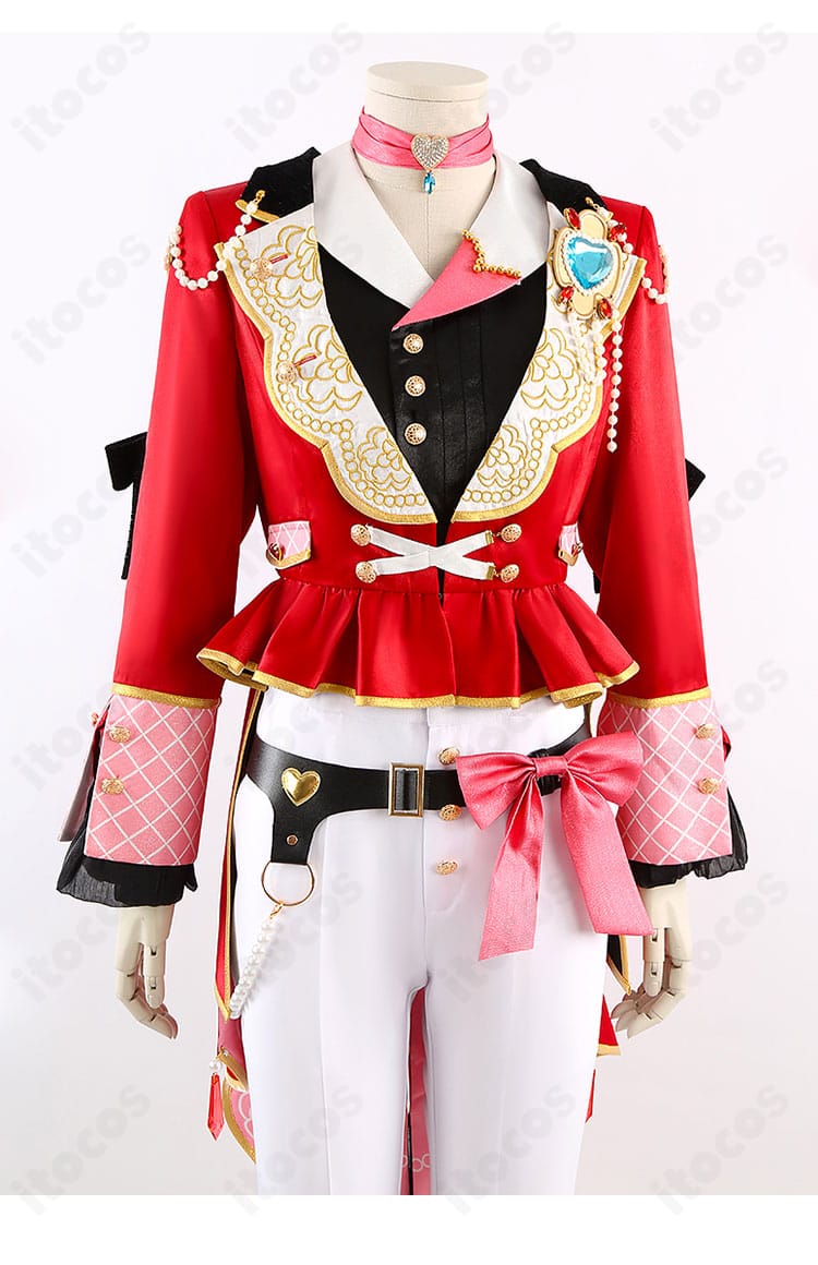 襟ディテール画像：朱桜司衣装の襟元刺繍と装飾金具の近接。質感と縫製の仕上がりがわかる一枚