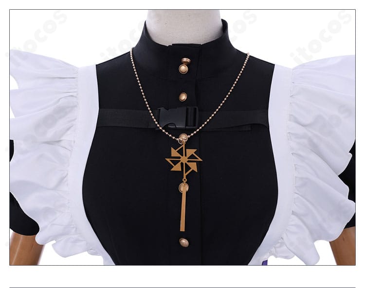 襟元の装飾ディテール。刺繍とアクセントパーツで上品さを強調