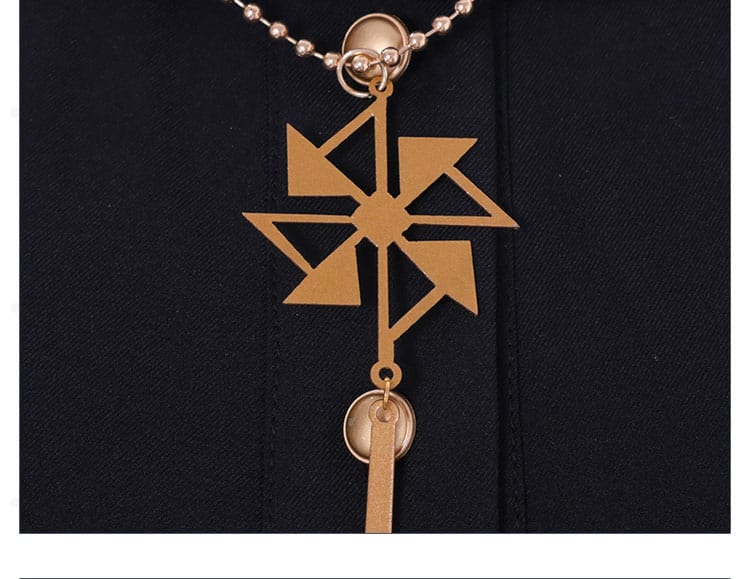 ネックレスの近接ディテール。光沢感とモチーフの存在感が分かる