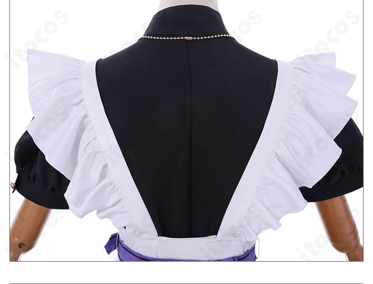 背面のディテール拡大。エプロンの落ち感と装飾配置が見える