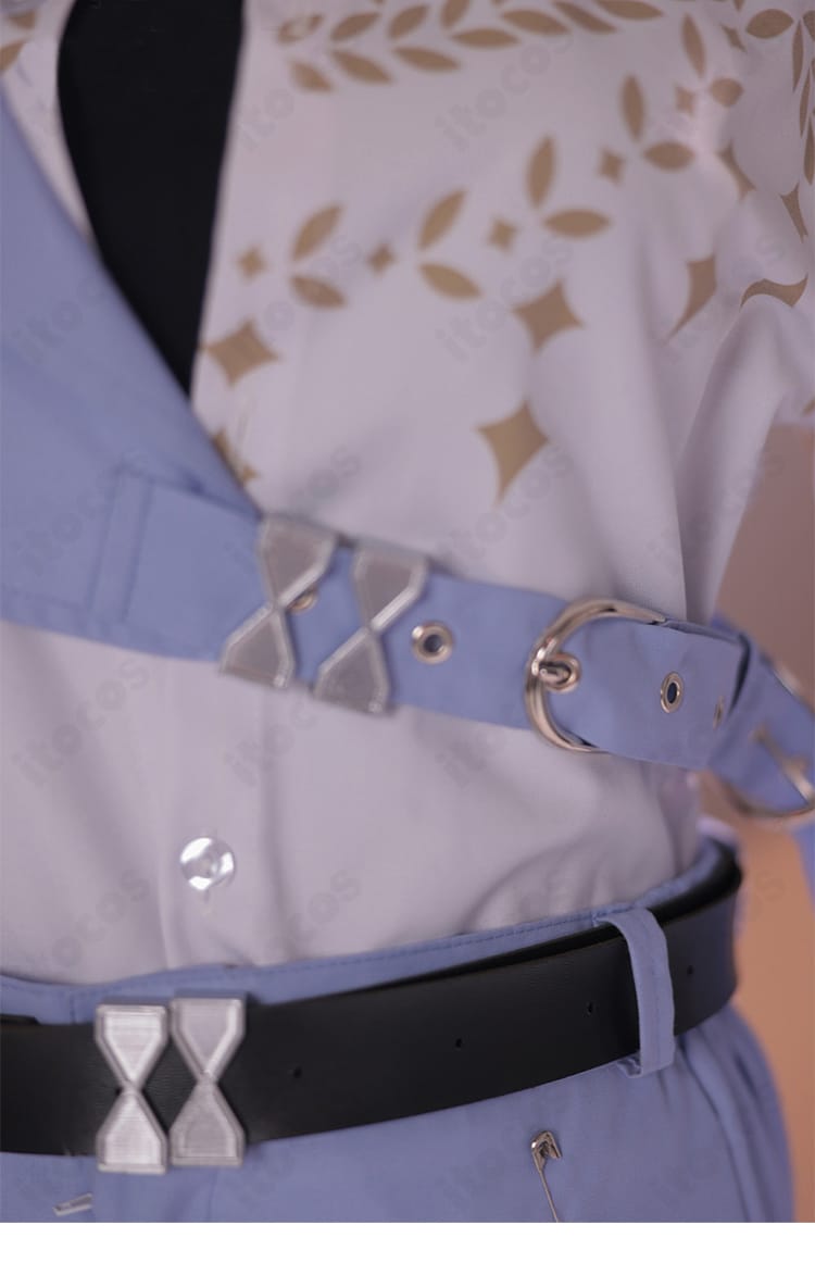 帯バックルの近接。金属風バックルの造形と陰影