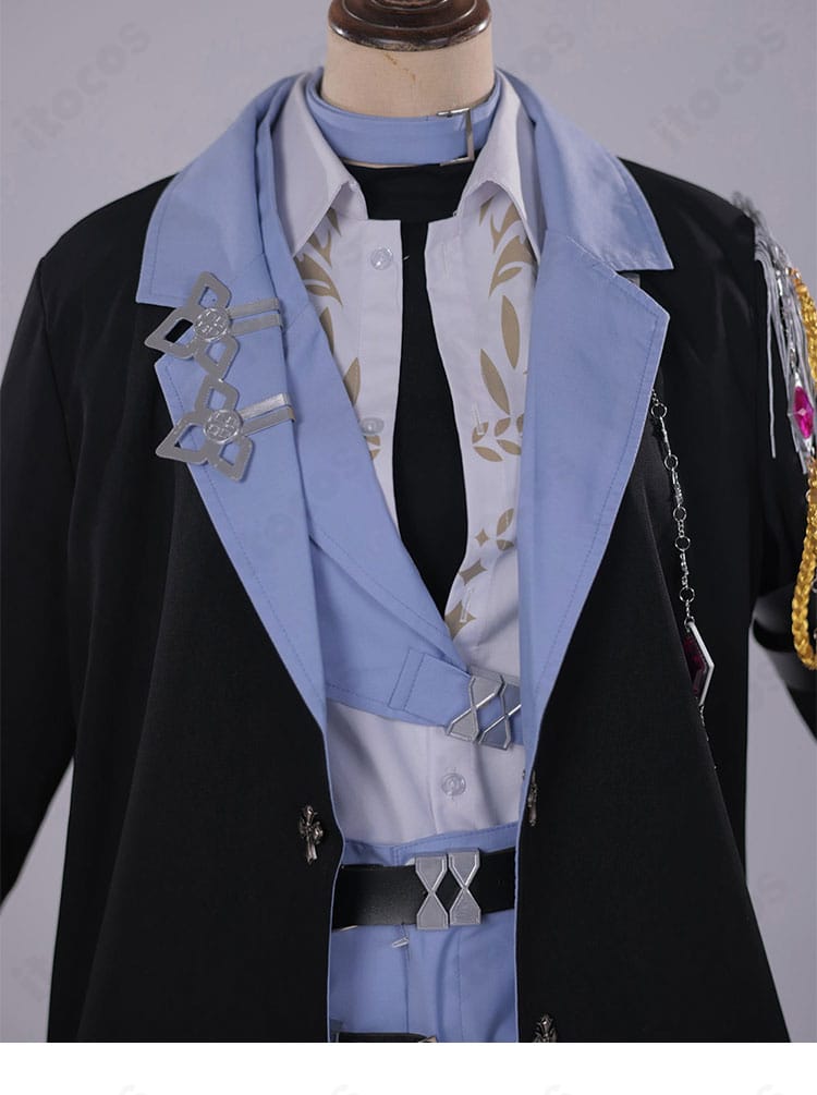 襟元装飾のディテール。ラペルと襟飾りの質感を強調