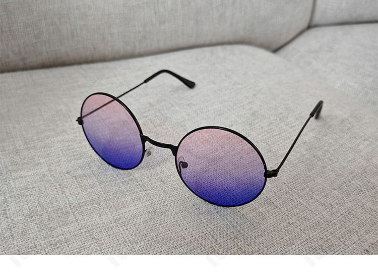 眼鏡アクセサリーの詳細。フレーム形状と質感を確認