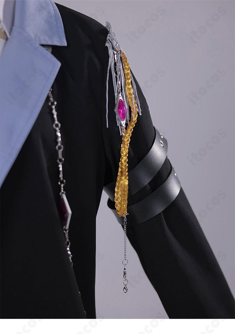 肩と袖の装飾詳細。肩章風パーツとステッチワークの近接画像