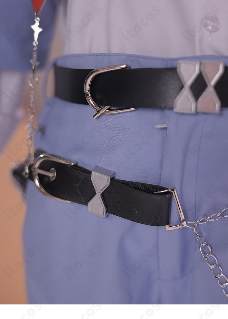 腰帯装飾のクローズアップ。帯の質感と金具の表情