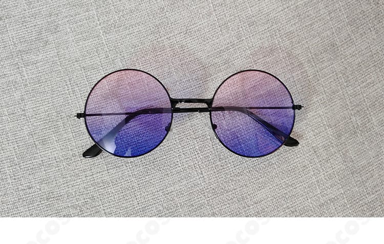 眼鏡正面のクローズアップ。レンズとブリッジのデザイン