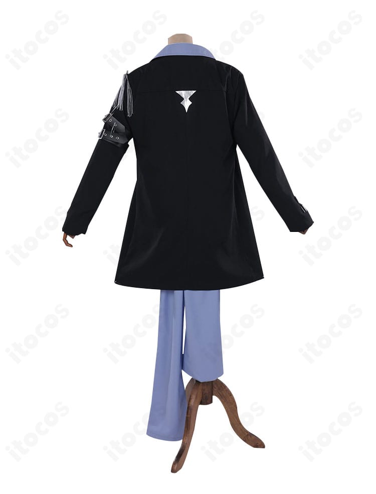 背面全体。背中の縫製と裾の落ち感が伝わるケイリクス・デボネア衣装