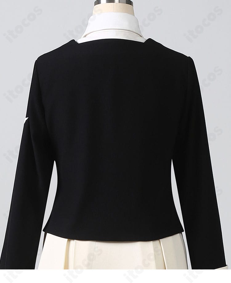 背面ディテールの接写。ヨーク部分のラインとスカートプリーツの整いを見せるショット。