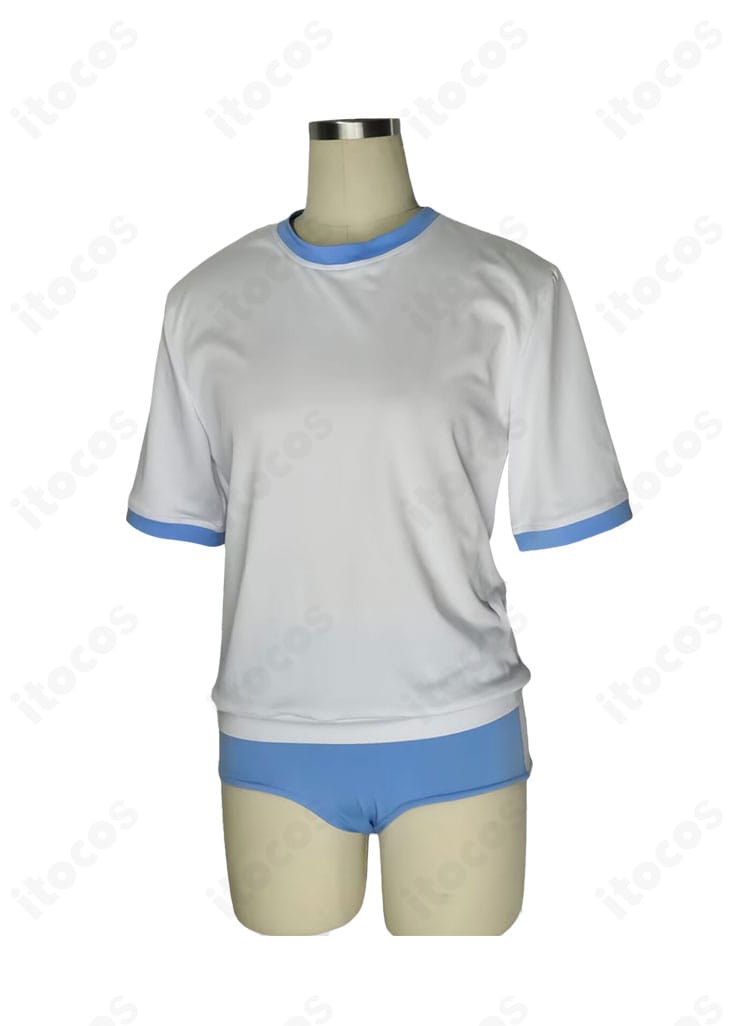 月雪ミヤコ 体操服コスプレ衣装の正面。トップスとショートパンツのバランスや襟元・裾のディテールが分かる写真。