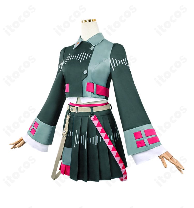 商品側面の全体像。コートのラインとスカート＋ショートパンツのレイヤードを確認できる画像