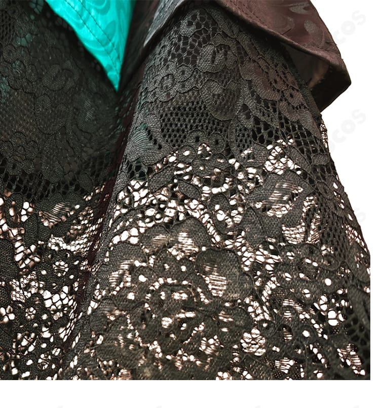 初音ミク ニューイヤー2024 袴コスプレの花柄装飾アップ。精密な刺繍と上品なカラーコントラストを強調。