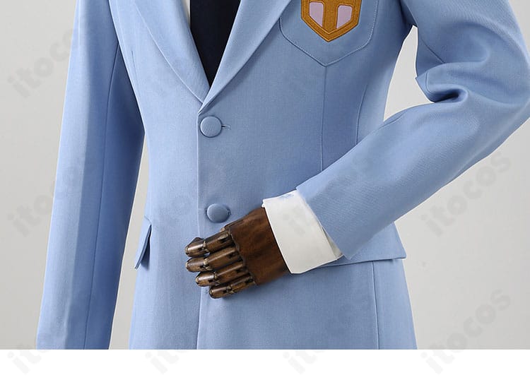 袖口の装飾とステッチの近接写真。ボタン配置とカフスの仕立ての美しさを表現