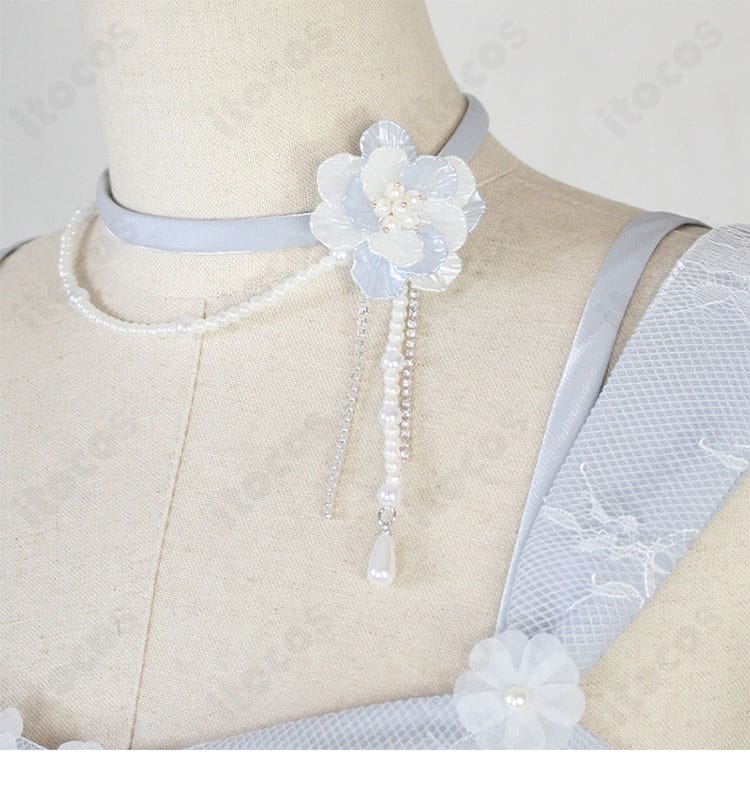 プレイヤー衣装の首飾りデザインと質感、留め具構造が分かる近接写真