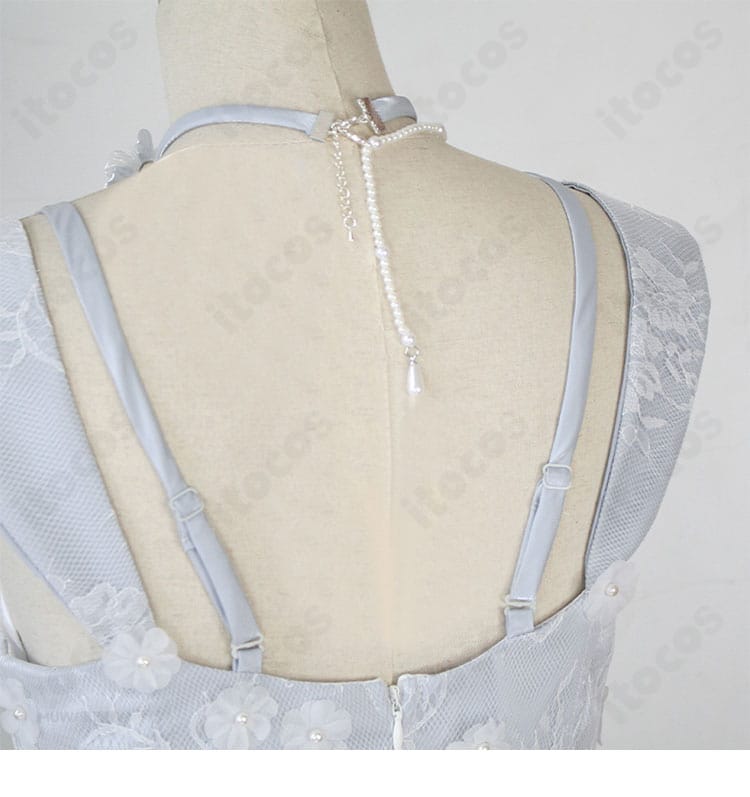 コスプレ衣装背面のデザインとライン、ファスナー周辺の仕上げを示す写真