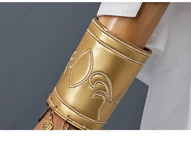 トリスビアス コスプレ衣装の腕飾りの細部が分かる写真