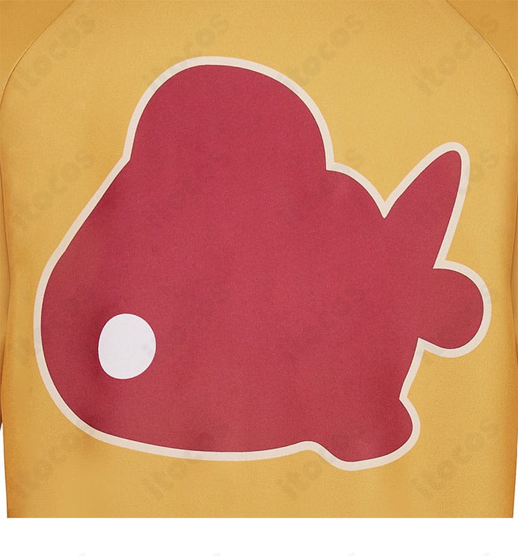 コート背面モチーフの刺繍ディテール。キャラクター性を象徴するデザインの質感を伝える写真。