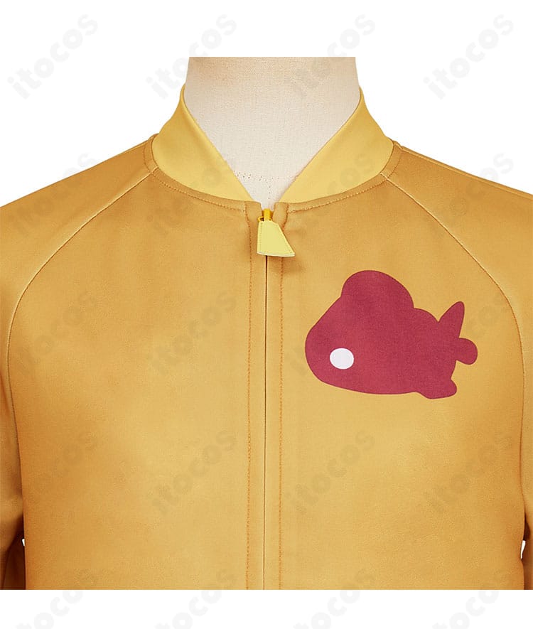 アマテ・ユズリハ コート衣装の胸元アップ。エンブレム風刺繍と装飾パーツの質感を強調したクローズアップ。