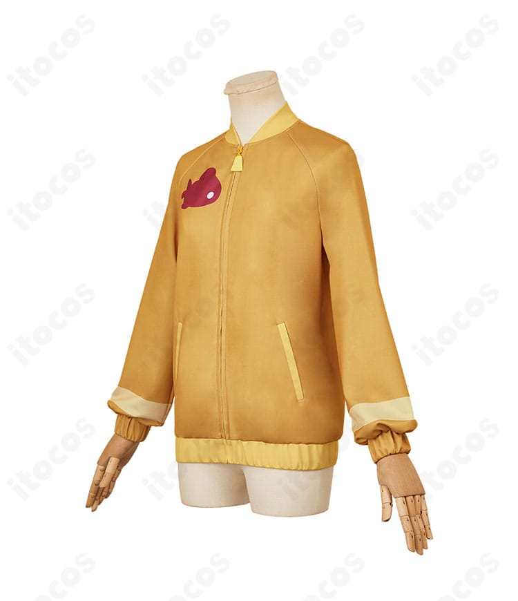 アマテ・ユズリハ コート衣装の左側面。全体シルエットと袖口装飾の形状が分かる角度の写真。