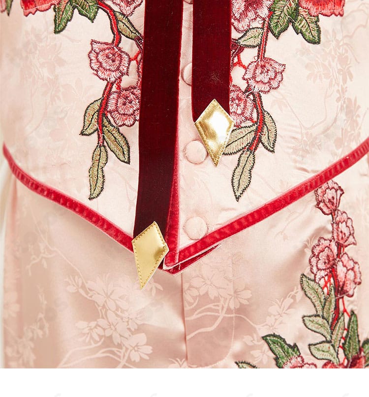 三途春千夜 スーツver. 襟元のディテール。シャツ襟とベストの重なり、Vゾーンの深さを確認できる画像