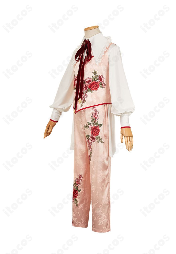 三途春千夜 スーツver. コスプレ衣装の左側ディテール。袖の落ち感とベストのフィット感を確認