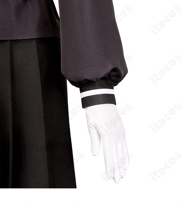 袖口装飾ディテール。袖口の形状と装飾パーツの仕上げを確認できる近接画像。