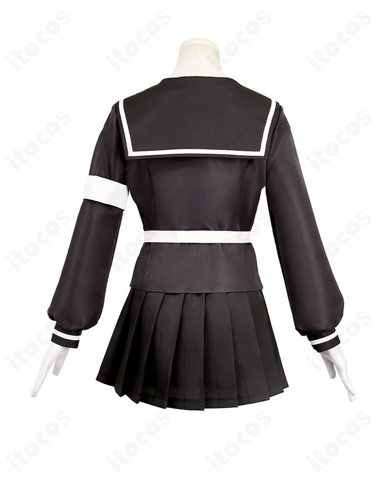 コスプレ衣装の背面全景。披肩風の重なりと高い再現度を確認できるカット